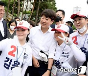 선거운동원들과 기념 촬영하는 이준석 대표