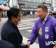 '제주시 을' 지지자와 인사하는 김우남