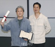 '칸 국제영화제 감독상' 든 영화 '헤어질 결심' 박찬욱 감독과 배우 박해일