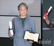 '칸 영화제 감독상·남우주연상' 박찬욱·송강호의 화려한 귀국