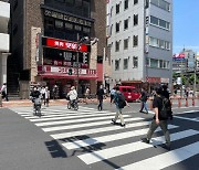 '수염 안 깎아도, 화장 안 해도 되니까'..한여름 더위에도 마스크 안 벗는 일본