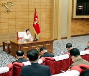 [사진] 김정은, 정치국 협의회 소집