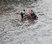 베트남 수도 하노이, 36년 만에 최대 강우량 '물난리'