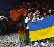 유로비전 우승한 우크라이나 밴드, 트로피 경매 대금 11억 기부