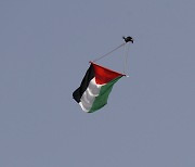 팔레스타인 거주지 휘저은 이스라엘 국기.."영유권" 유혈 충돌 부추긴 정부