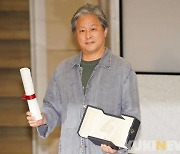 "연기상 원했는데 엉뚱한 상을" 웃음 자아낸 박찬욱 입국 소감