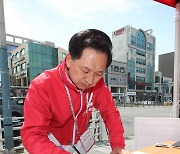 김포공항 이전 반대 서명하는 김기현 공동선대위원장