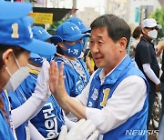 선거운동원들과 하이파이브하는 이재영 증평군수 후보