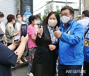지지자들과 엄지척하는 윤호중 민주당 비대위원장