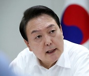 尹 "규제 철폐로 기업 투자에 화답"..규제혁신전략회의 주재(종합)