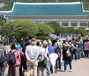 청와대 연일 '문전성시'..보행자수 4~5배 급증