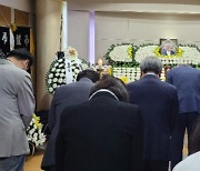 '오월 사형수' 정동년 5·18기념재단 이사장 장례 이틀째..각계각층 추모 이어져