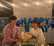 '결혼 발표' 오나미, 연하 남자친구와 행복한 생일..흐뭇한 미소