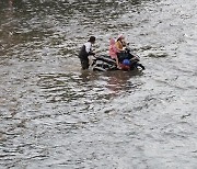 베트남 하노이 폭우로 물난리..36년 만에 최대 강우량