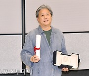 [ST포토] 박찬욱 감독, 영화 '헤어질 결심'으로 감독상