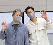 '韓 영화 역사 쓴' 박찬욱, 칸 트로피 안고 귀국 "다른 상 원했는데.."[★NEWSing]