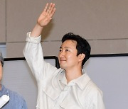[T포토] 박해일 '공항 마중나온 팬들에게 인사'