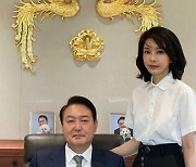 집무실에서 기념 촬영하는 윤석열 대통령과 김건희 여사