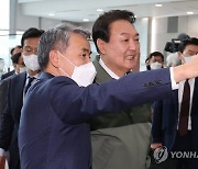 이종섭 국방부 장관으로부터 설명듣는 윤석열 대통령