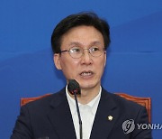 지방선거 관련 긴급기자회견 하는 김민석