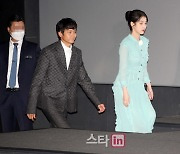 [포토] 기자간담회 참석하는 이지은과 강동원