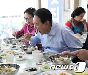 윤 대통령, 바다의 날 오찬은 자갈치시장에서