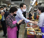 자갈치 상인들과 인사하는 윤석열 대통령