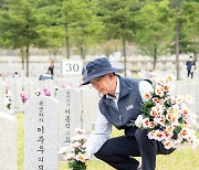 LIG넥스원, '호국보훈의 달' 맞아 자매결연 묘역 정화 활동