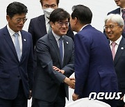 공영운 현대차 사장과 악수하는 윤 대통령