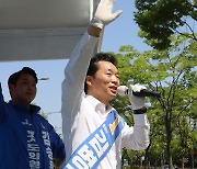 선거운동 마지막날 시민들에게 인사하는 김병관 후보