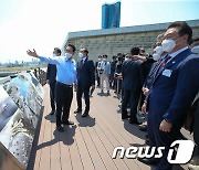 2030부산엑스포 부지 둘러보는 윤 대통령