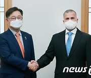 악수하는 박일준 차관·UAE 원자력공사 사장