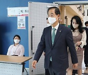 제8회 전국동시지방선거 투표소 점검하는 한덕수 국무총리