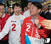 수원 시민들에게 인사하는 김용남·김은혜·안철수