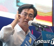 수원 시민들에게 지지호소하는 김동연 후보