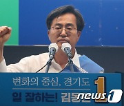 시민들에게 지지 호소하는 김동연 후보