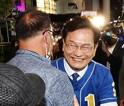 시민들과 인사하며 미소짓는 송영길 민주당 서울시장 후보