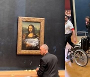 '모나리자' 그림 앞 여장한 휠체어 남성, 벌떡 일어나 케이크 테러
