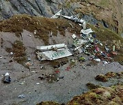 실종됐던 22명 태운 네팔 여객기 잔해 발견.. 시신 21구 수습, 1명 확인 중