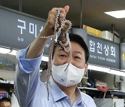 [포토] 산낙지 움켜쥐고..부산 자갈치시장 찾은 윤 대통령