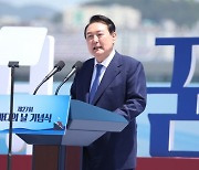 尹대통령 "부산, 경제 핵심거점 삼겠다는 약속 반드시 지킬 것"