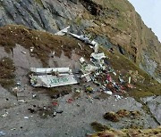 네팔 산악지대 추락 여객기 21명 사망.. 실종 1명 수색