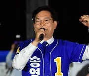 [머니S포토] 송영길 후보 '주먹 불끈'..막판 지지호소