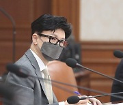 총리 발언 듣는 한동훈 법무부 장관