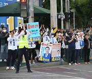 윤승호 남원시장 후보 연설에 박수를 보내는 지지자들