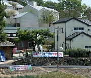 [속보] 文, 사저 앞 시위 고소장 제출..명예훼손·협박 등 혐의