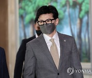 국무회의 마치고 나오는 한동훈 장관