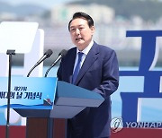 [속보] 尹대통령 "국적선사 수송능력 증대..해외 물류거점 확보"