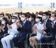 박수치는 윤석열 대통령