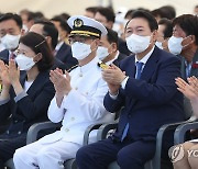 박수치는 윤석열 대통령